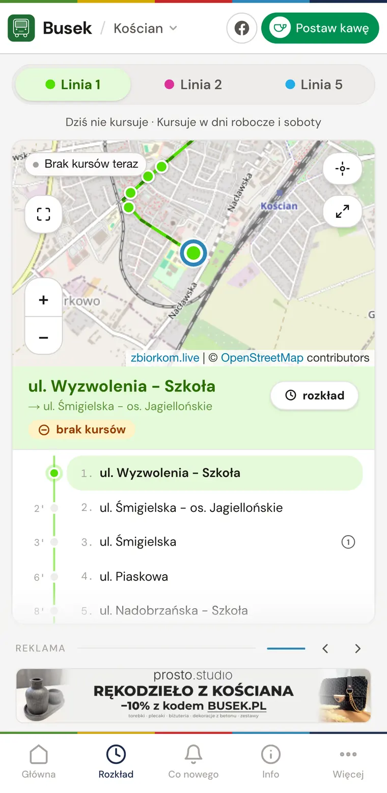 Rozkład jazdy z banerem reklamowym lokalnej firmy przypiętym na dole ekranu.